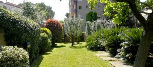 I Giardini di Lapo propone contratti annuali o stagionali di manutenzione di giardini condominiali, da realizzarsi secondo le singole esigenze del condominio e attraverso un dettagliato piano di interventi programmati.